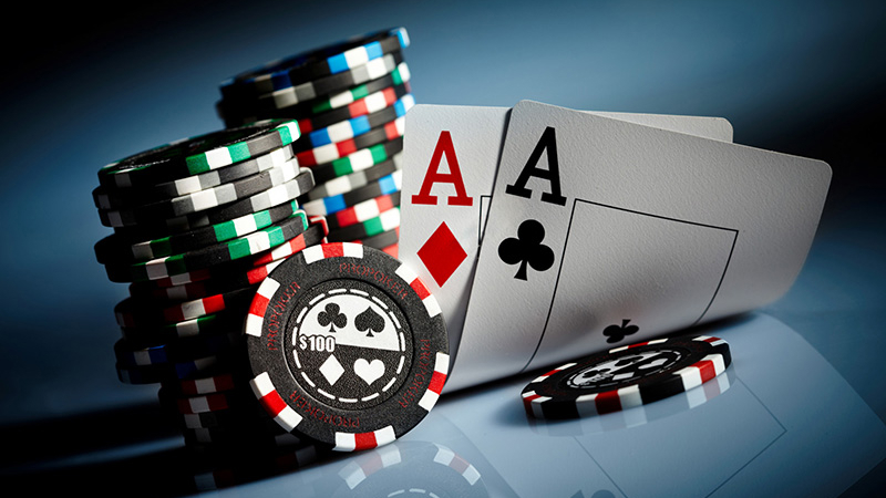 What is the difference between offline and online casino?